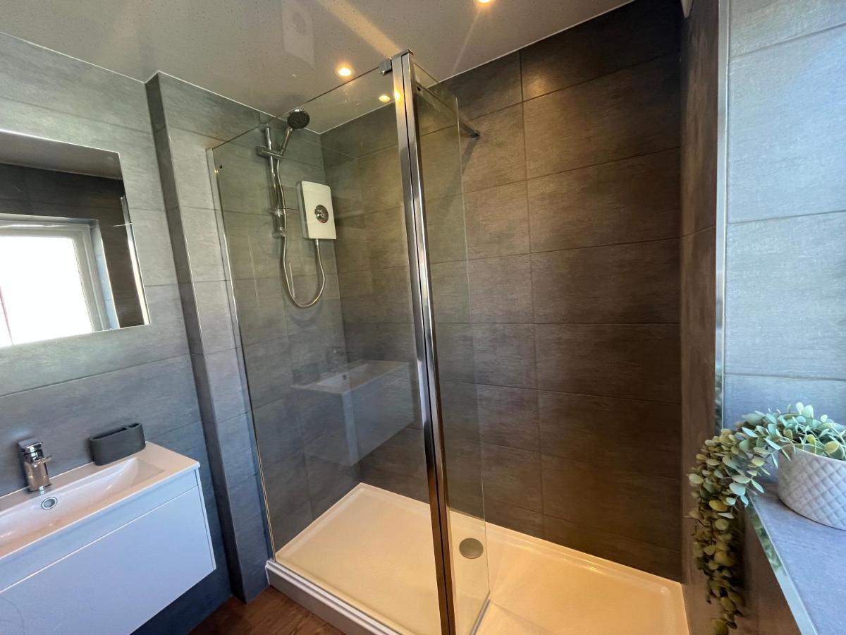 Contemporary 1 Bedroom Apartment Нормантон Экстерьер фото